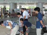 画像展示資料を眺める人々１