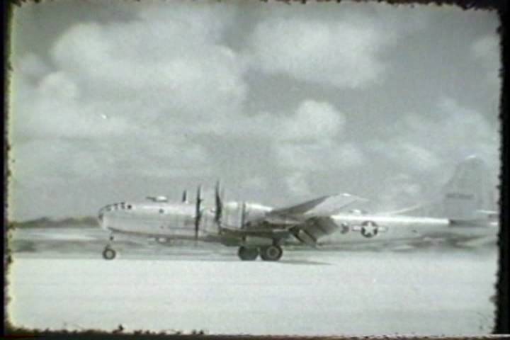 沖縄に着陸するB-29