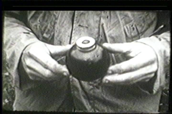 沖縄の軍事施設：日本軍の手榴弾 1945年4月3日－24日