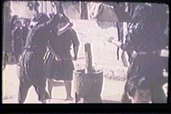 弾薬集積所とガソリンタンク炎上、ブルービーチ、住民の居住区（石川）　1945年4月15日-16日