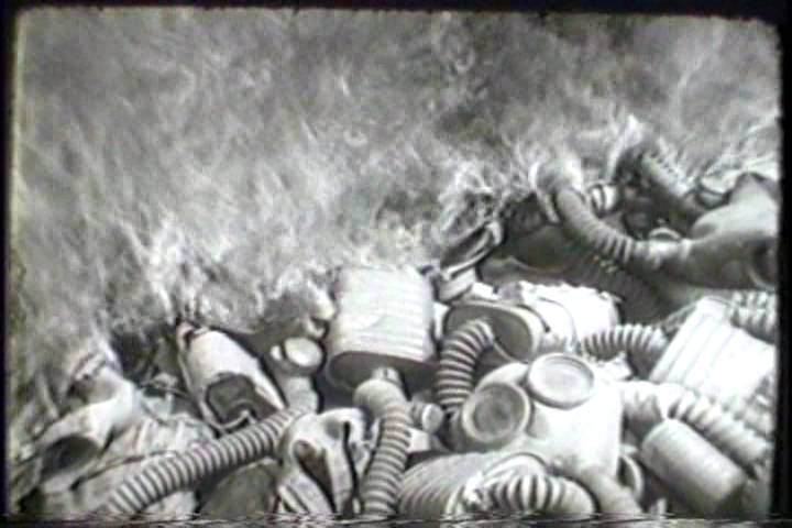 日本軍のガスマスク焼却処分 琉球列島宮古島 1945年9月27日