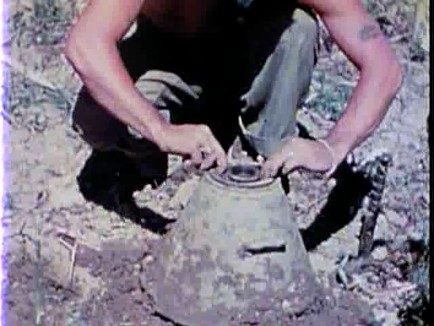 掃討する第6海兵師団 1945年6月